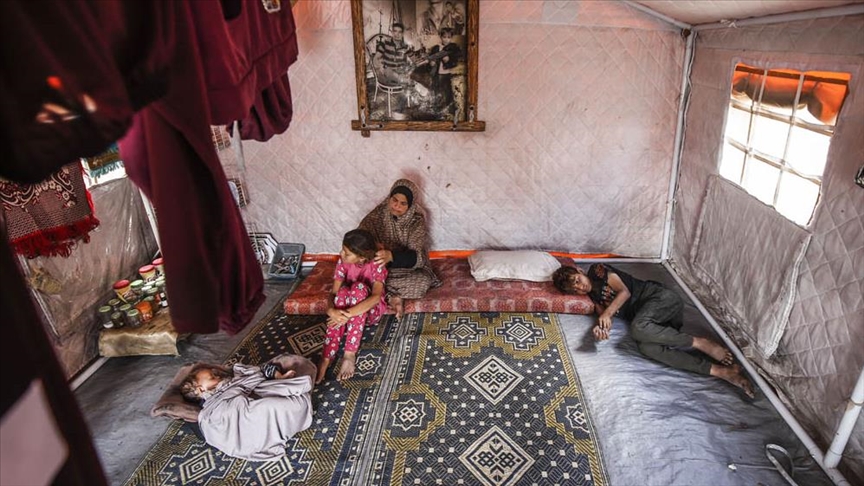 Палестинка која го загуби сопругот во израелски напад, се бори да преживее во шатор со своите 9 деца