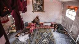 Палестинка која го загуби сопругот во израелски напад, се бори да преживее во шатор со своите 9 деца