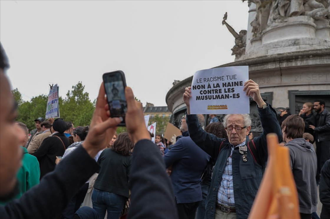 Aksi protes di Paris mengecam Islamofobia setelah serangan masjid di Gard