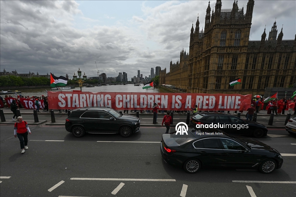 Protesters surround UK Parliament with symbolic ‘Red Wall’ for Gaza