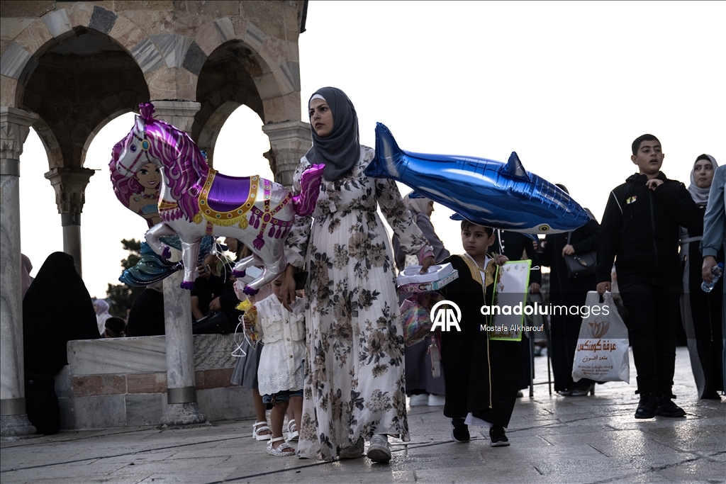 عشرات آلاف يقيمون صلاة العيد بالمسجد الأقصى وسط قيود إسرائيلية