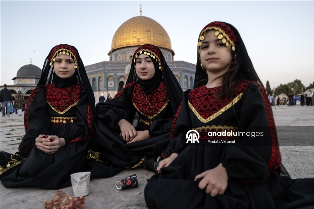 عشرات آلاف يقيمون صلاة العيد بالمسجد الأقصى وسط قيود إسرائيلية
