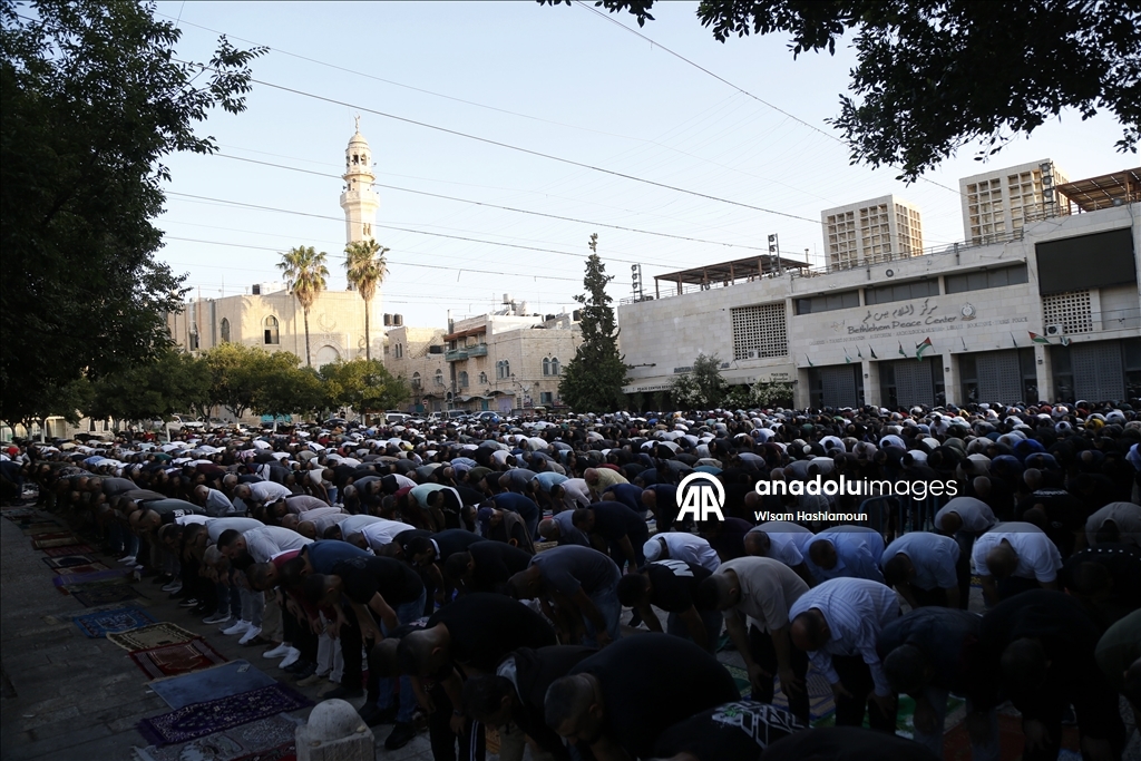 فلسطينيو الضفة يؤدون صلاة العيد وسط عدوان إسرائيلي متواصل