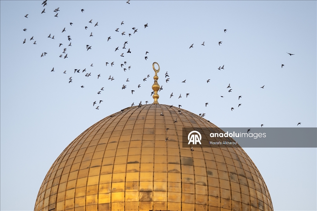 عشرات آلاف يقيمون صلاة العيد بالمسجد الأقصى وسط قيود إسرائيلية