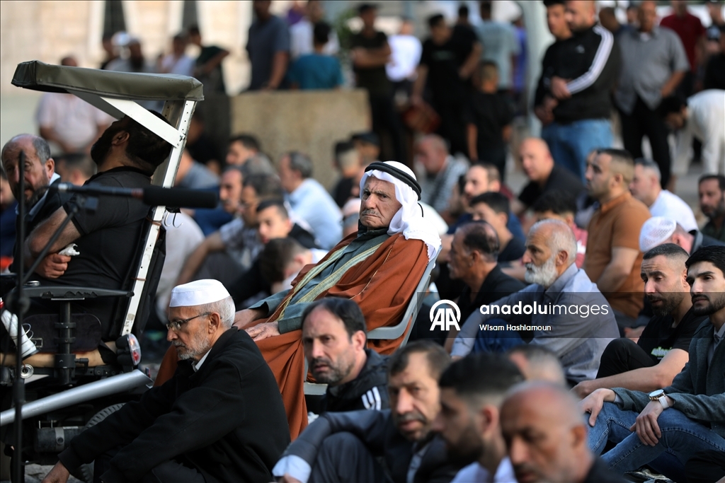 فلسطينيو الضفة يؤدون صلاة العيد وسط عدوان إسرائيلي متواصل