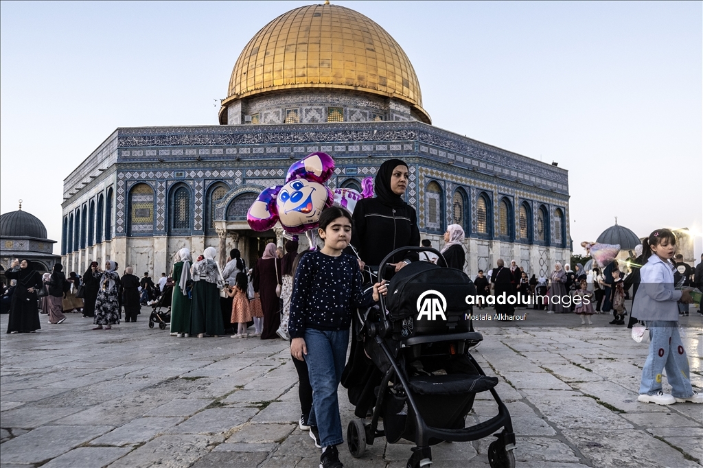عشرات آلاف يقيمون صلاة العيد بالمسجد الأقصى وسط قيود إسرائيلية