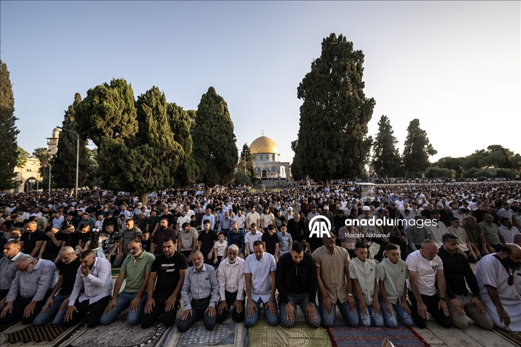 عشرات آلاف يقيمون صلاة العيد بالمسجد الأقصى وسط قيود إسرائيلية