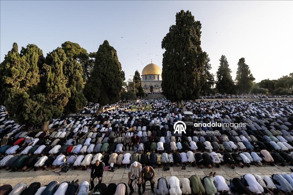عشرات آلاف يقيمون صلاة العيد بالمسجد الأقصى وسط قيود إسرائيلية