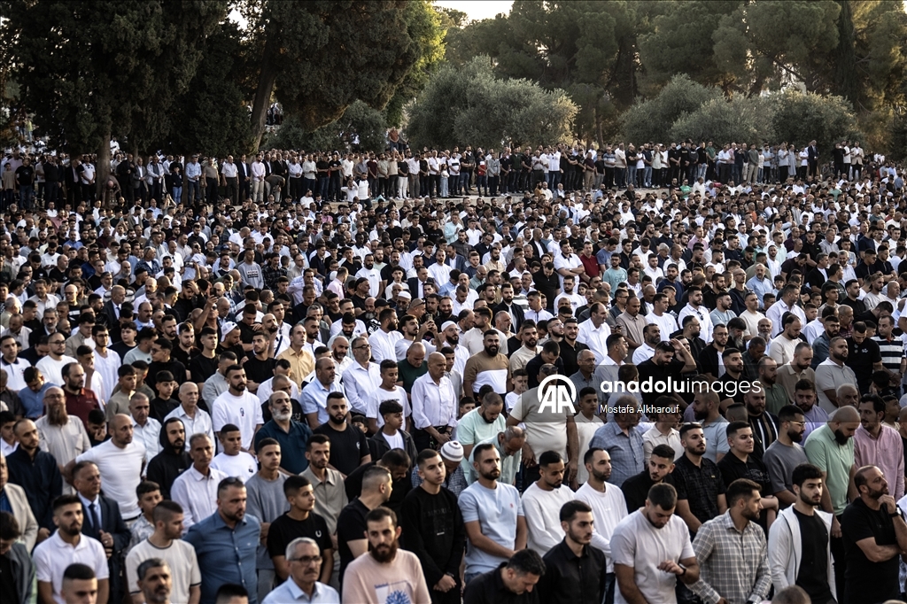 عشرات آلاف يقيمون صلاة العيد بالمسجد الأقصى وسط قيود إسرائيلية
