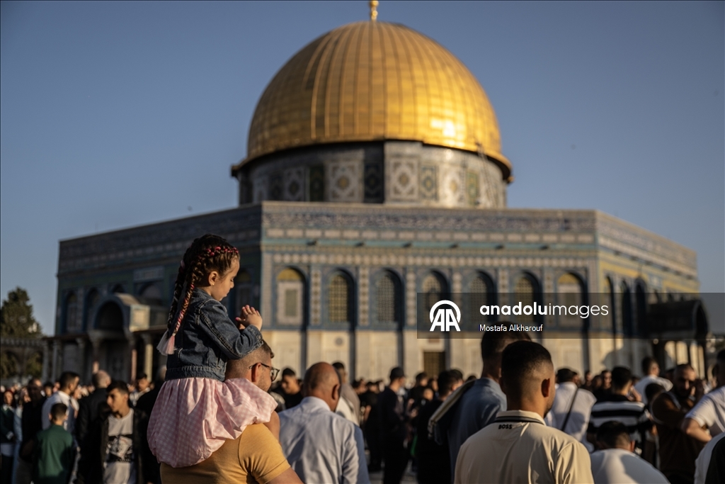 عشرات آلاف يقيمون صلاة العيد بالمسجد الأقصى وسط قيود إسرائيلية