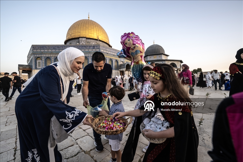عشرات آلاف يقيمون صلاة العيد بالمسجد الأقصى وسط قيود إسرائيلية