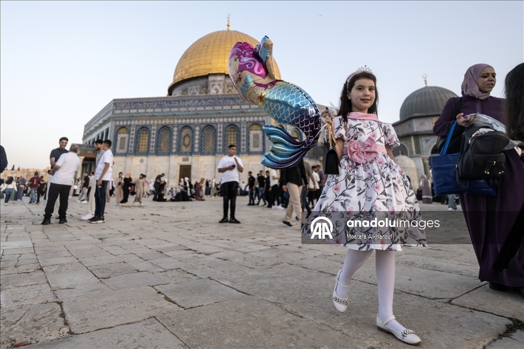 عشرات آلاف يقيمون صلاة العيد بالمسجد الأقصى وسط قيود إسرائيلية