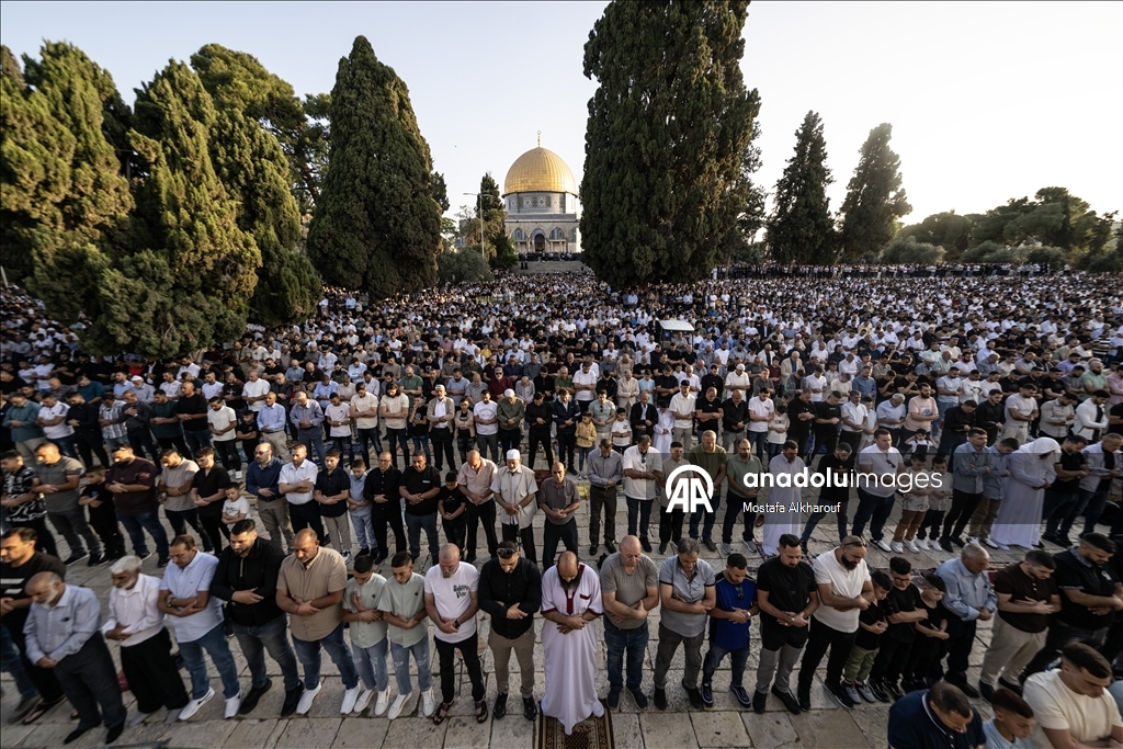 عشرات آلاف يقيمون صلاة العيد بالمسجد الأقصى وسط قيود إسرائيلية