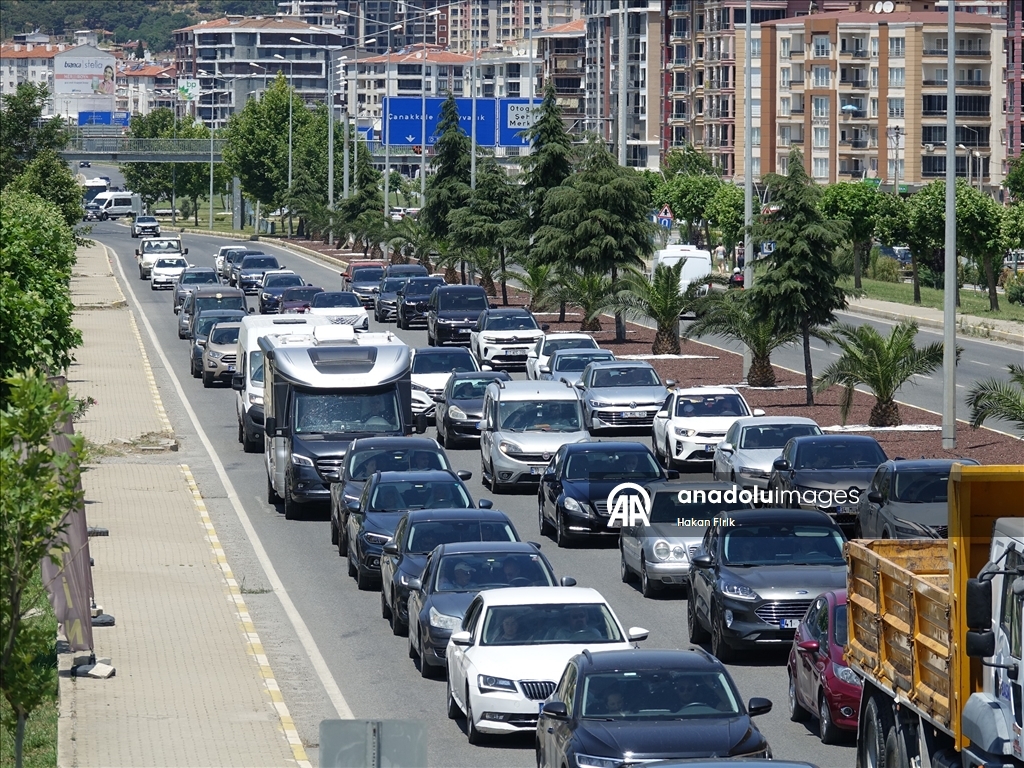 Yollarda bayram tatili dönüşü yoğunluk yaşanıyor