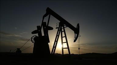 Oil prices edge lower amid Russia-Ukraine peace talks, demand concerns